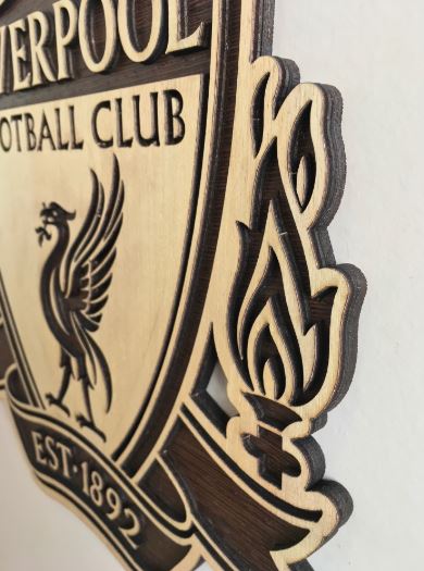 لوحة خشبية لشعار Liverpool