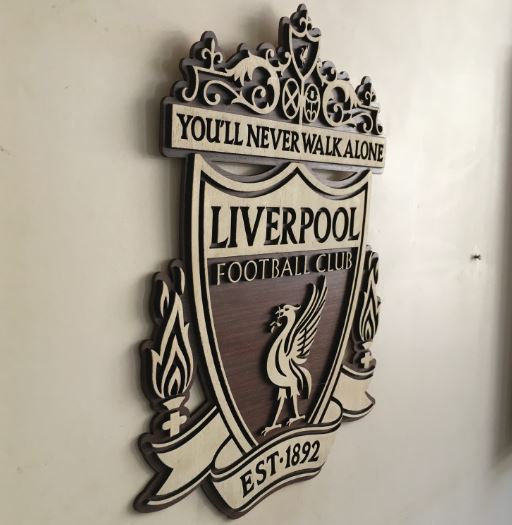 لوحة خشبية لشعار Liverpool