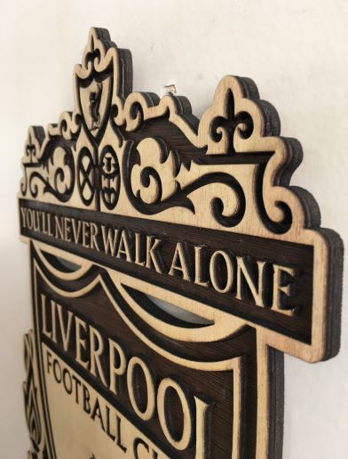لوحة خشبية لشعار Liverpool