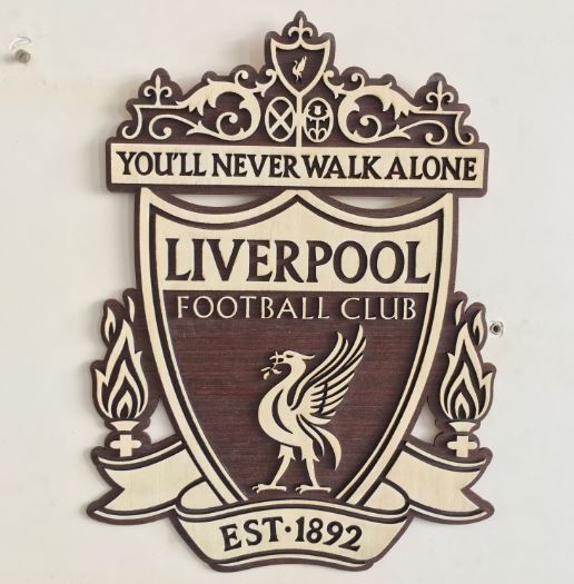لوحة خشبية لشعار Liverpool