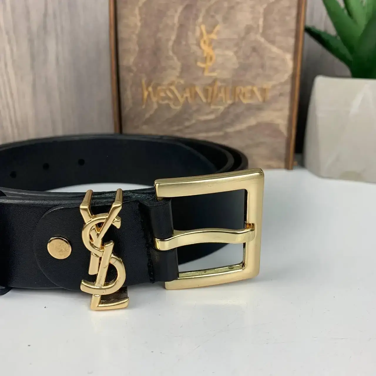 حزام جلد نسائي ماركة إيف سان لوران (YSL) أسود كلاسيكي بإبزيم ذهبي