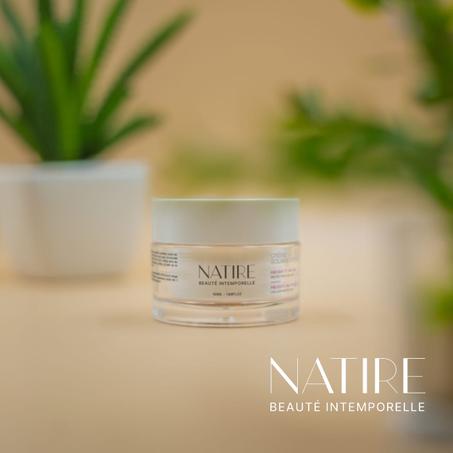 La crème solaire SPF 50+ offre une haute protection contre les rayons nocifs.