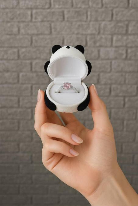 🐼 خاتم داخل دب باندا – الهدية اللي تخلي كل لحظة حب ما تتنساش! اكتشف المفاجأة اللي تمزج بين اللطافة والرقي 💍✨