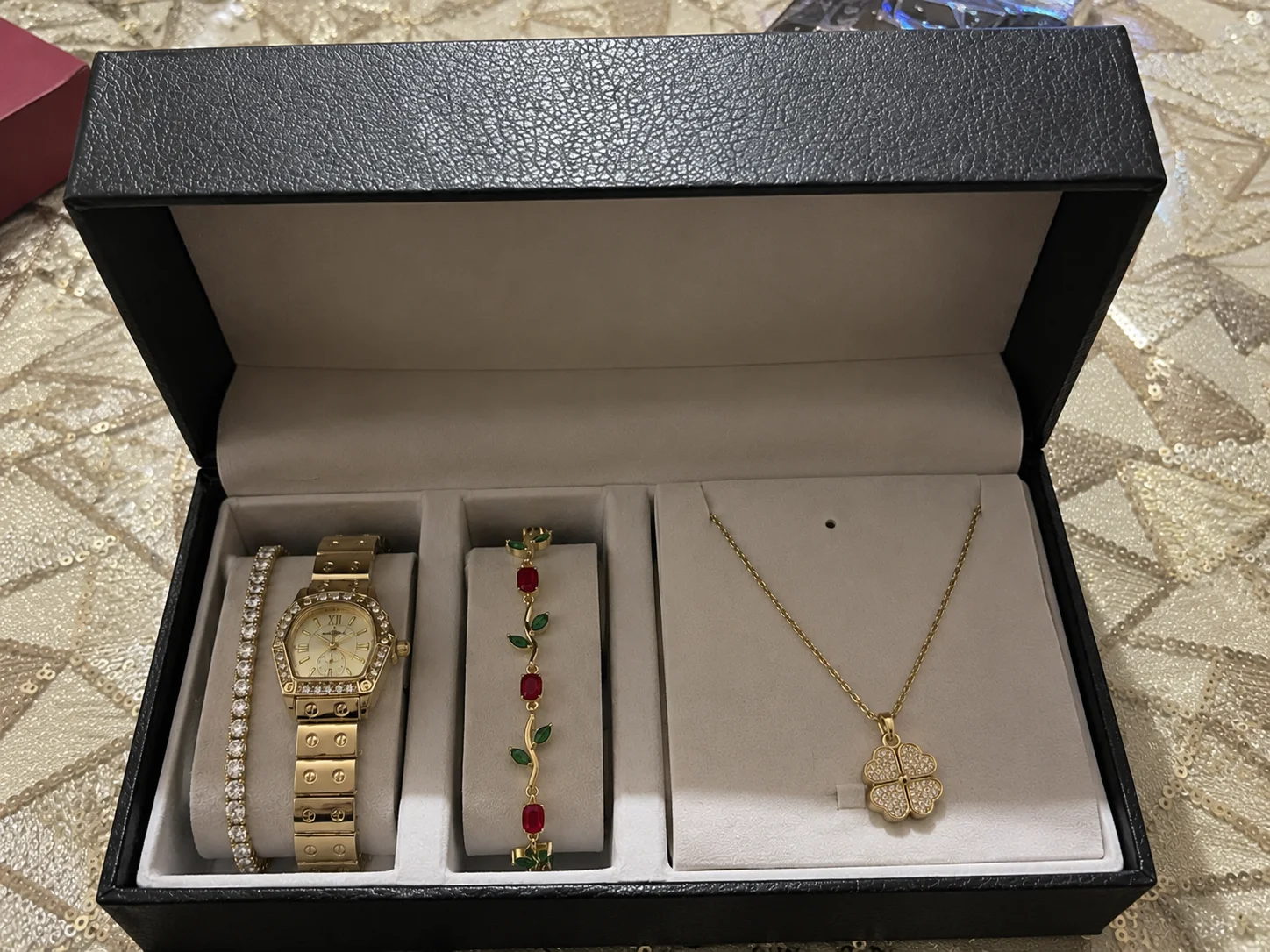 Coffret de bijoux dorés et scintillants