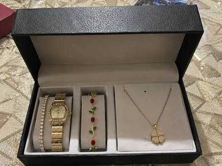 Coffret de bijoux dorés et scintillants