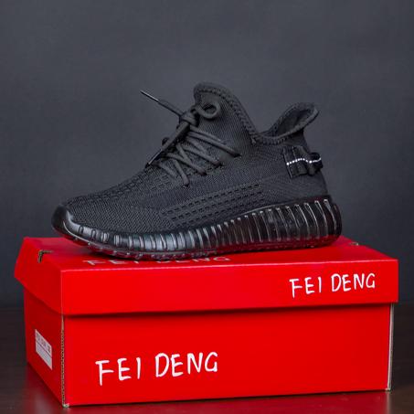 سبرديلات "YEEZY" خفيفة، مريحة، وبتصميم عصري