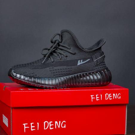 سبرديلات "YEEZY" خفيفة، مريحة، وبتصميم عصري