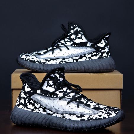 سبرديلات "YEEZY" خفيفة، مريحة، وبتصميم عصري