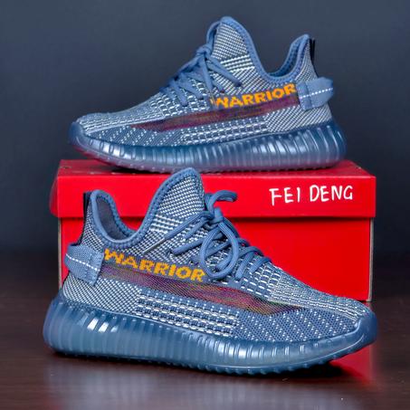 سبرديلات "YEEZY" خفيفة، مريحة، وبتصميم عصري