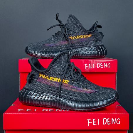 سبرديلات "YEEZY" خفيفة، مريحة، وبتصميم عصري