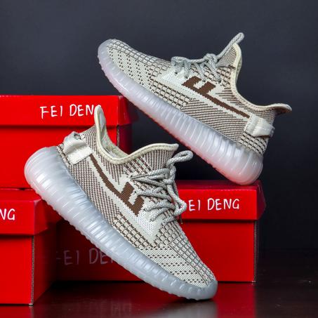 سبرديلات "YEEZY" خفيفة، مريحة، وبتصميم عصري