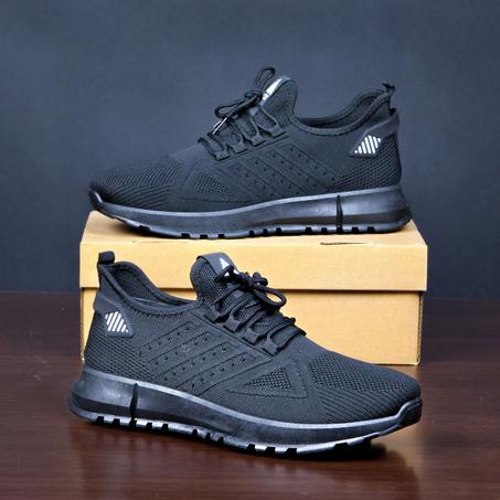 سبرديلات "YEEZY" خفيفة، مريحة، وبتصميم عصري