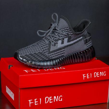 سبرديلات "YEEZY" خفيفة، مريحة، وبتصميم عصري