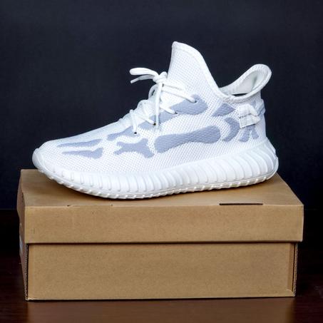 سبرديلات "YEEZY" خفيفة، مريحة، وبتصميم عصري