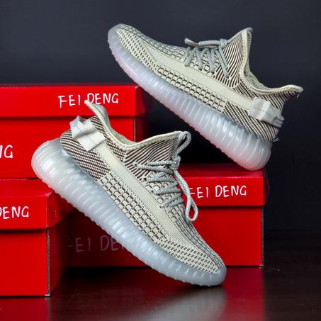 سبرديلات "YEEZY" خفيفة، مريحة، وبتصميم عصري