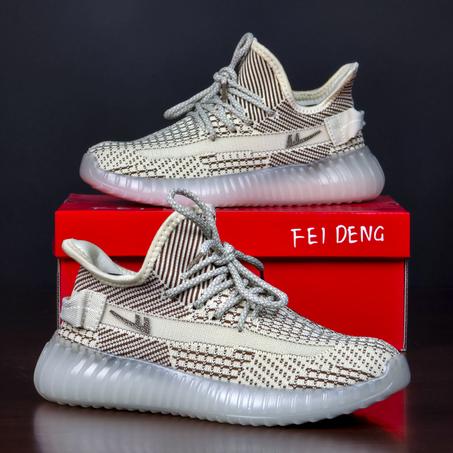 سبرديلات "YEEZY" خفيفة، مريحة، وبتصميم عصري