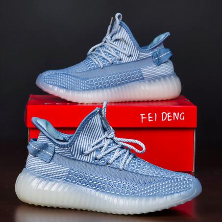 سبرديلات "YEEZY" خفيفة، مريحة، وبتصميم عصري