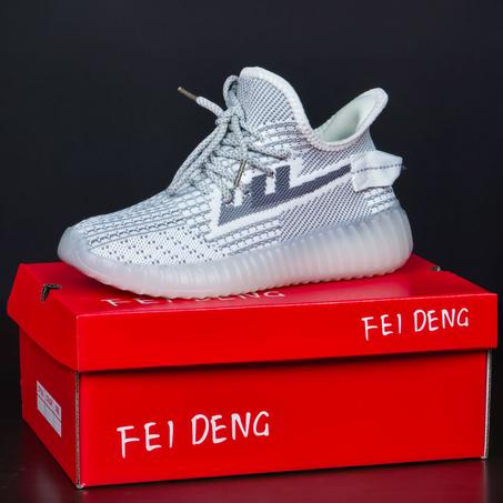 سبرديلات "YEEZY" خفيفة، مريحة، وبتصميم عصري