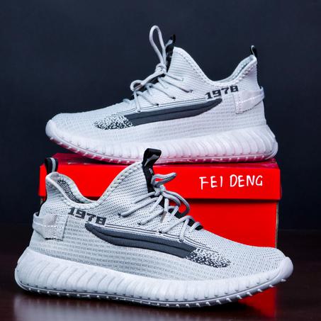 سبرديلات "YEEZY" خفيفة، مريحة، وبتصميم عصري