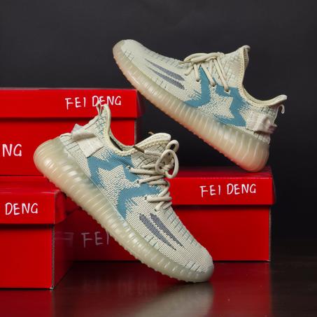 سبرديلات "YEEZY" خفيفة، مريحة، وبتصميم عصري