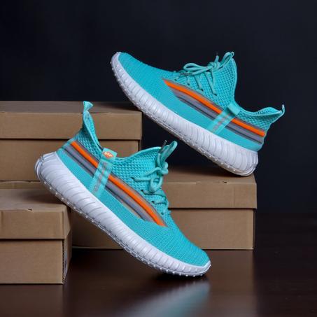 سبرديلات "YEEZY" خفيفة، مريحة، وبتصميم عصري