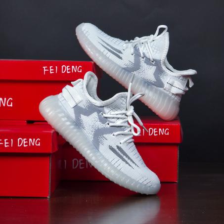 سبرديلات "YEEZY" خفيفة، مريحة، وبتصميم عصري