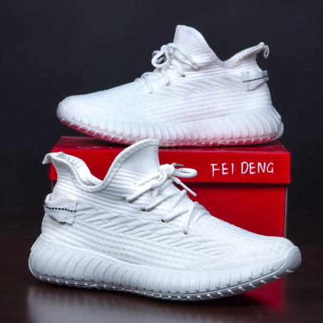 سبرديلات "YEEZY" خفيفة، مريحة، وبتصميم عصري