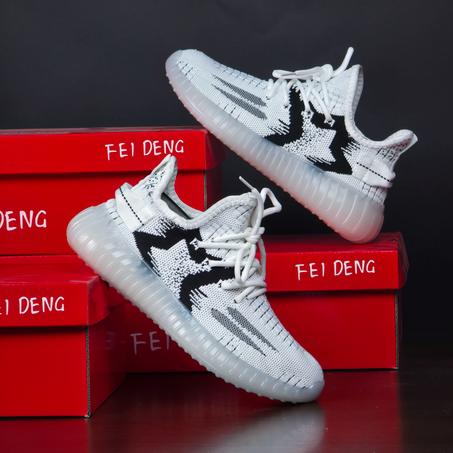 سبرديلات "YEEZY" خفيفة، مريحة، وبتصميم عصري