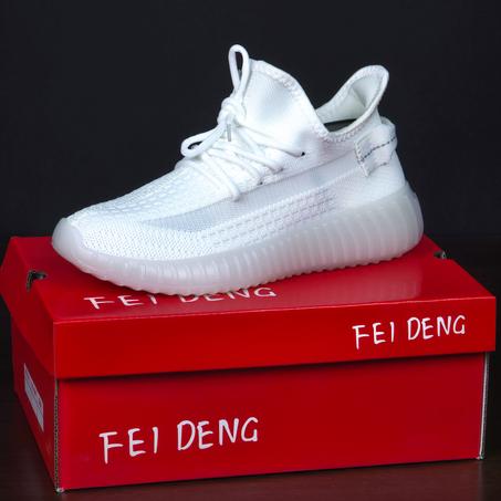 سبرديلات "YEEZY" خفيفة، مريحة، وبتصميم عصري