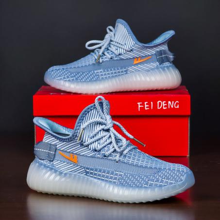 سبرديلات "YEEZY" خفيفة، مريحة، وبتصميم عصري