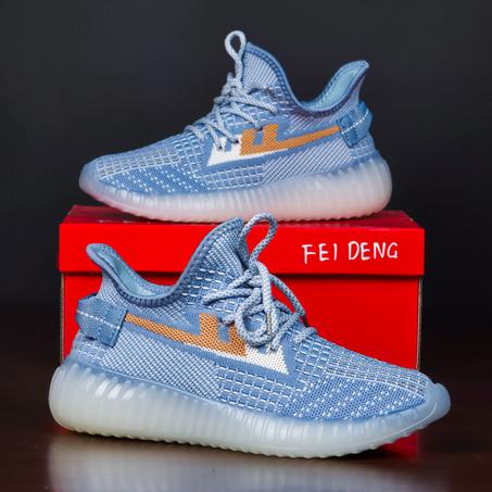 سبرديلات "YEEZY" خفيفة، مريحة، وبتصميم عصري