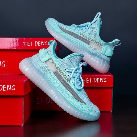 سبرديلات "YEEZY" خفيفة، مريحة، وبتصميم عصري