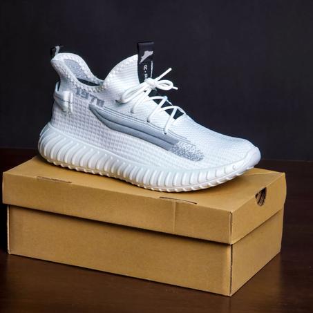 سبرديلات "YEEZY" خفيفة، مريحة، وبتصميم عصري