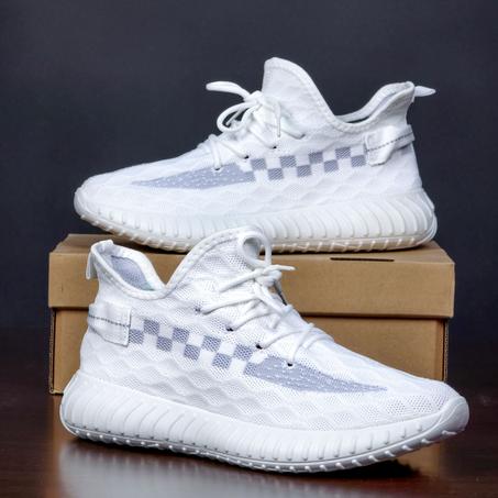 سبرديلات "YEEZY" خفيفة، مريحة، وبتصميم عصري