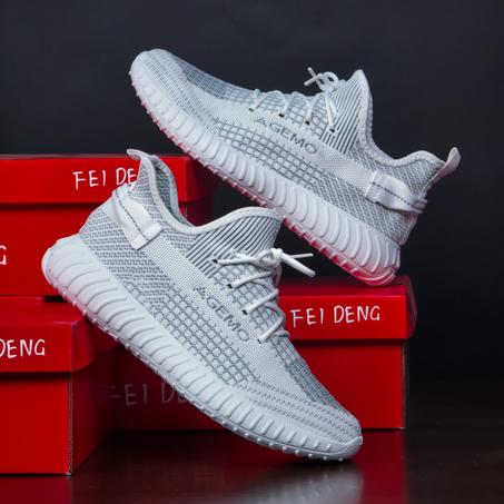 سبرديلات "YEEZY" خفيفة، مريحة، وبتصميم عصري