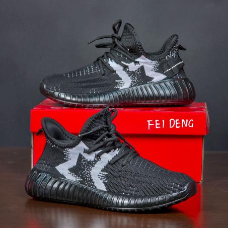 سبرديلات "YEEZY" خفيفة، مريحة، وبتصميم عصري