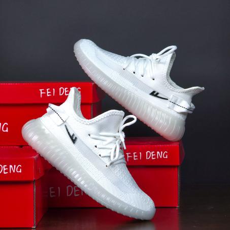 سبرديلات "YEEZY" خفيفة، مريحة، وبتصميم عصري