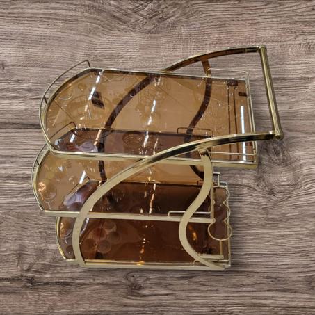 شاريو فاخر من الكريستال والمعدن بتصميم عصري يضيف لمسة راقية لمائدتك أو صالونك.