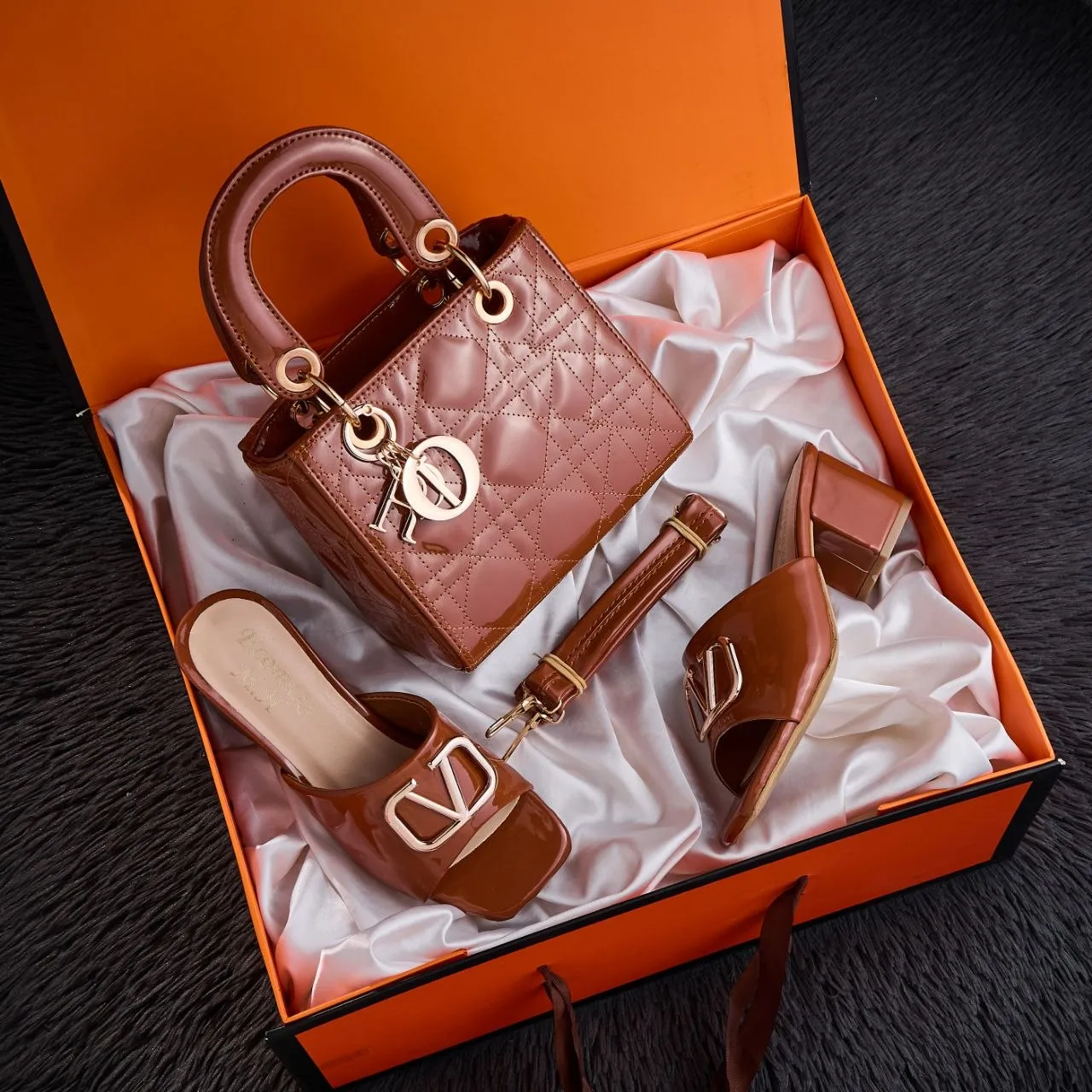 Sac Iconique & Sandales Élégantes