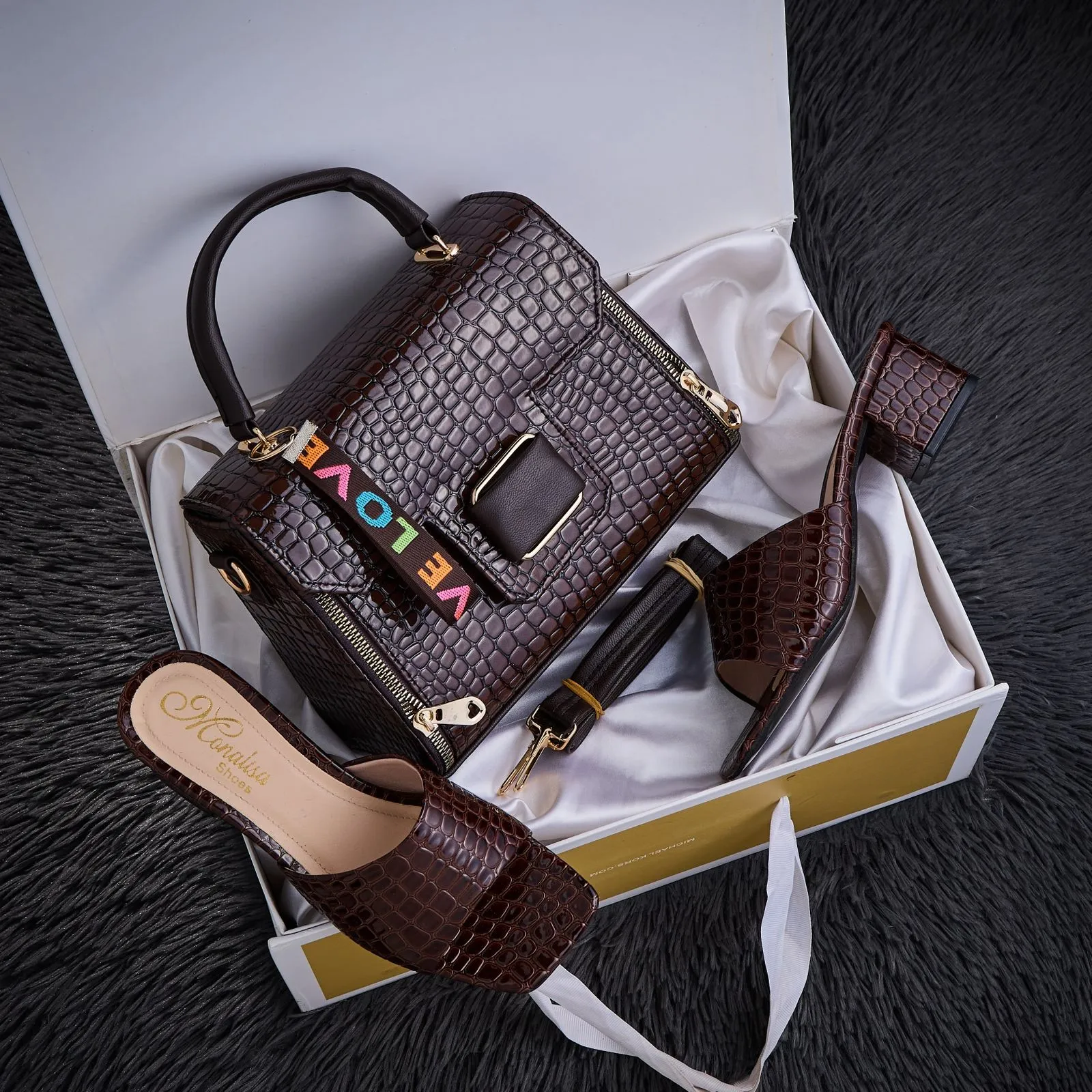 Ensemble sac à main et sandales assorties