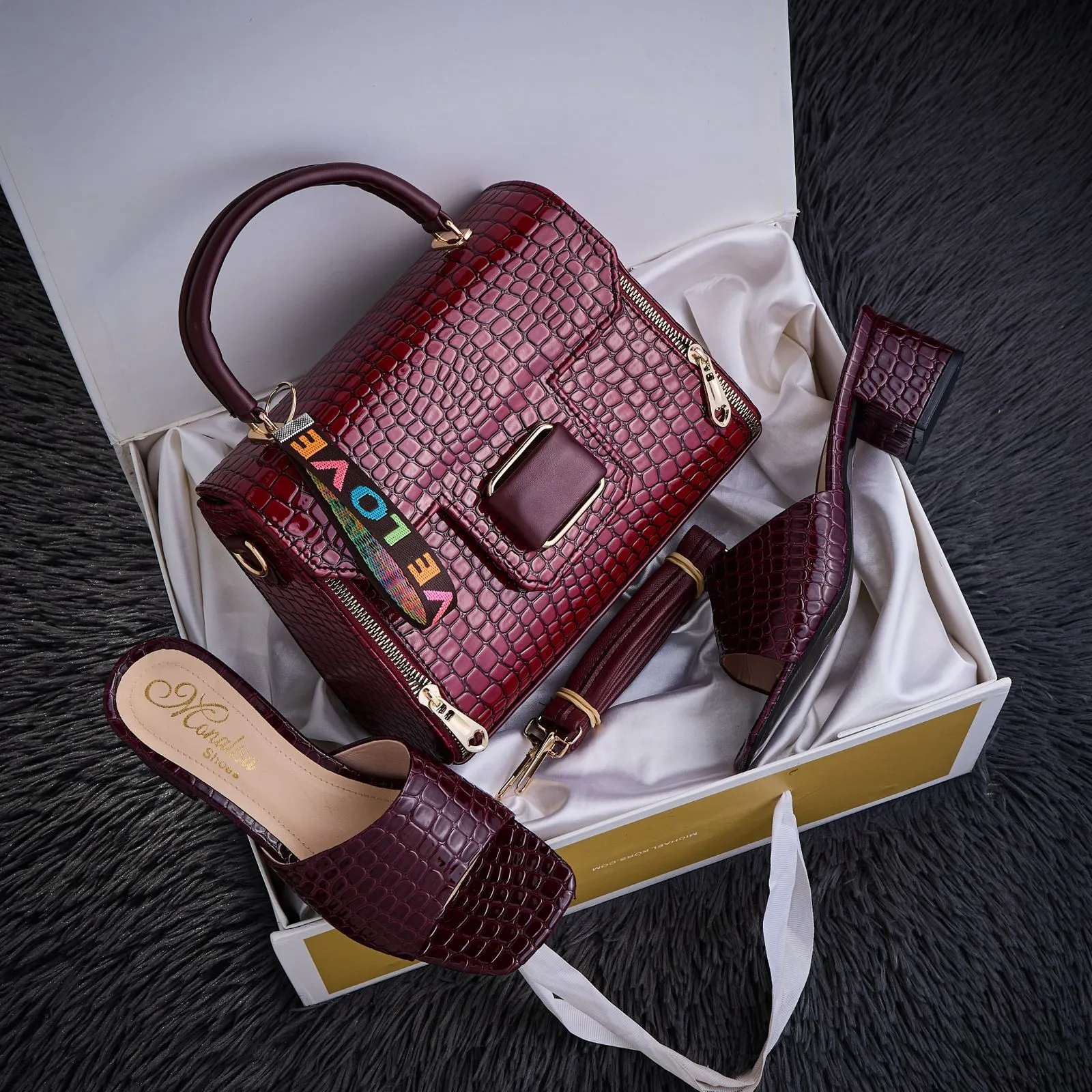 Ensemble sac à main et sandales assorties