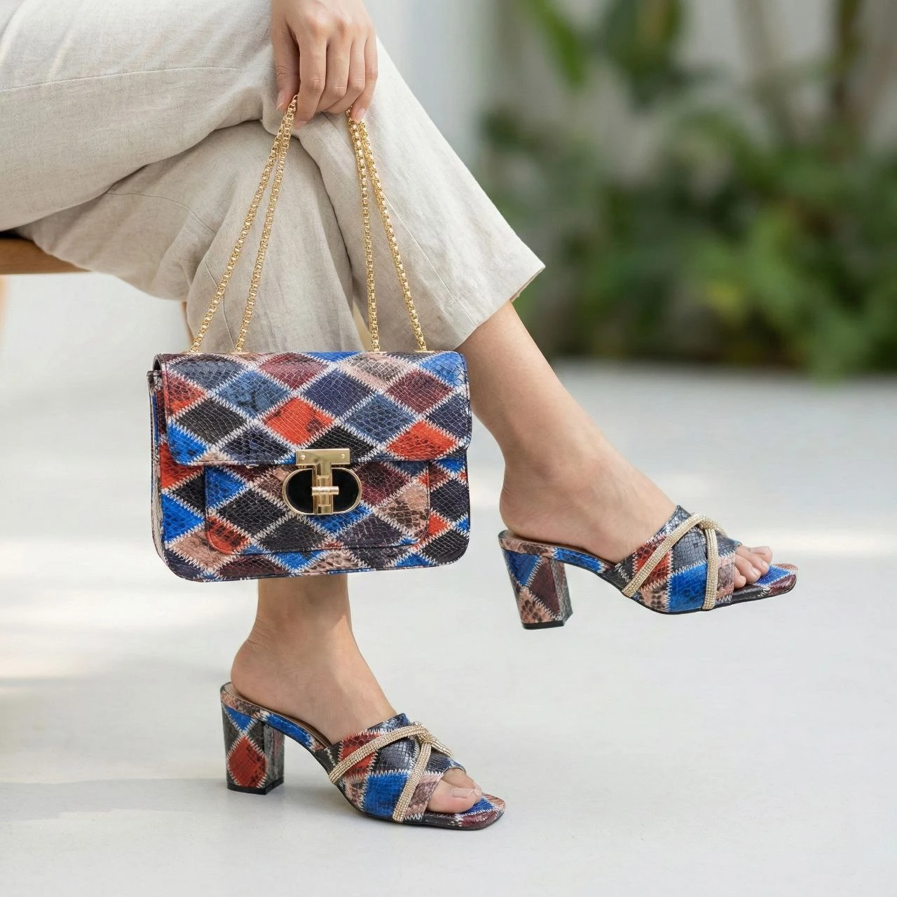 طقم نسائي فاخر بنقشة جلد