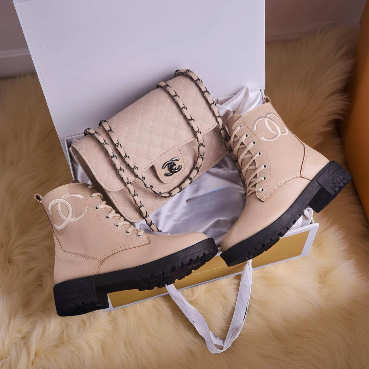 💫 لمسة من الفخامة: حقيبة جلدية مع بوت