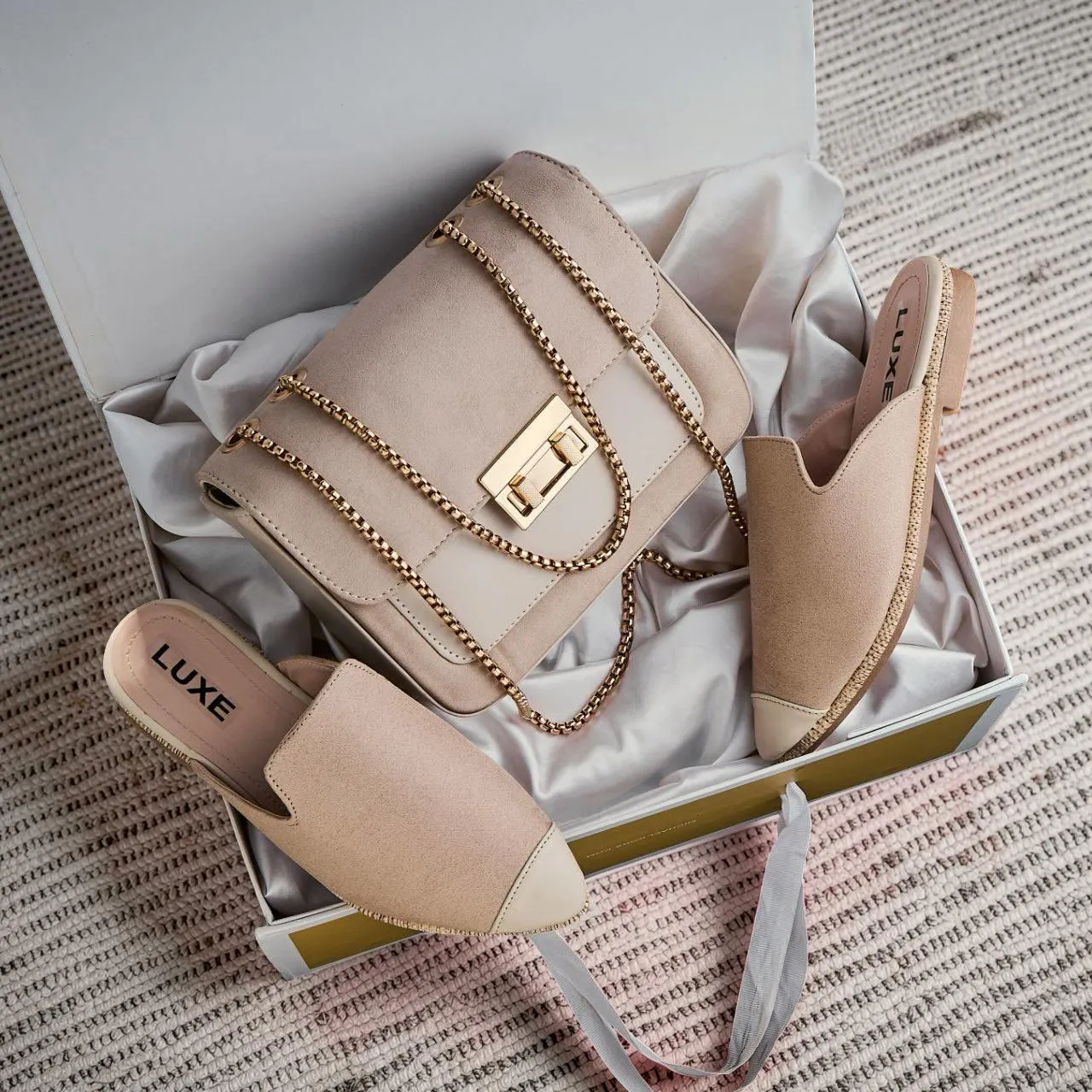 طقم متكامل للمرأة الأنيقة