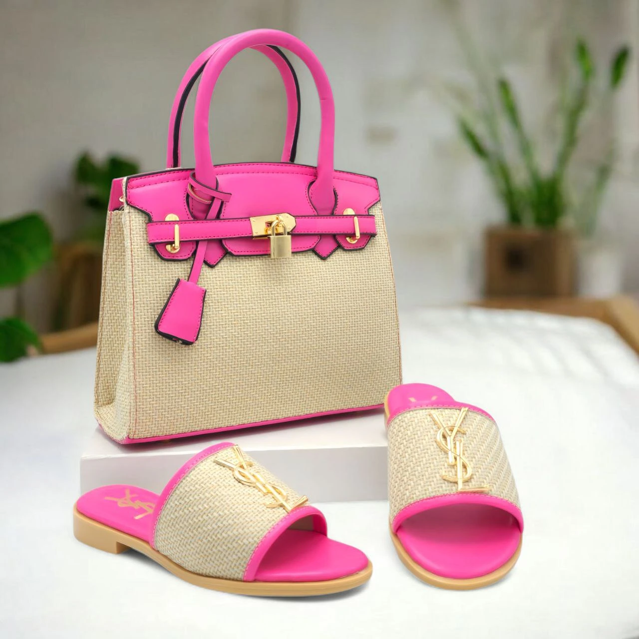 حقيبة أنيقة مع صندل مفتوح بتفاصيل عصرية