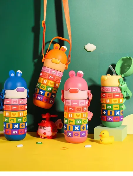 "🚀 زجاجة ماء ذكية للأطفال بتصميم مخصص – ترمس رقمي من الفولاذ المقاوم للصدأ مثالي للمدرسة! 🎒✨ والآن يمكن لطفلك تعلم الرياضيات بطريقة ممتعة مع كل رشفة! 🔢📚"