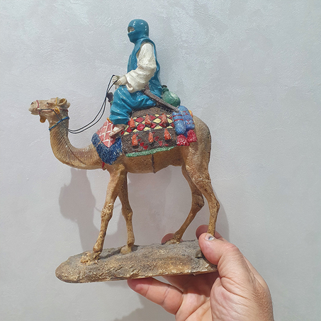 ديكور مغربي لصحراوي يركب جمل