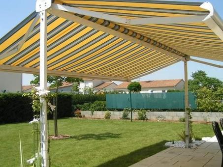 Store banne double pente avec coffre