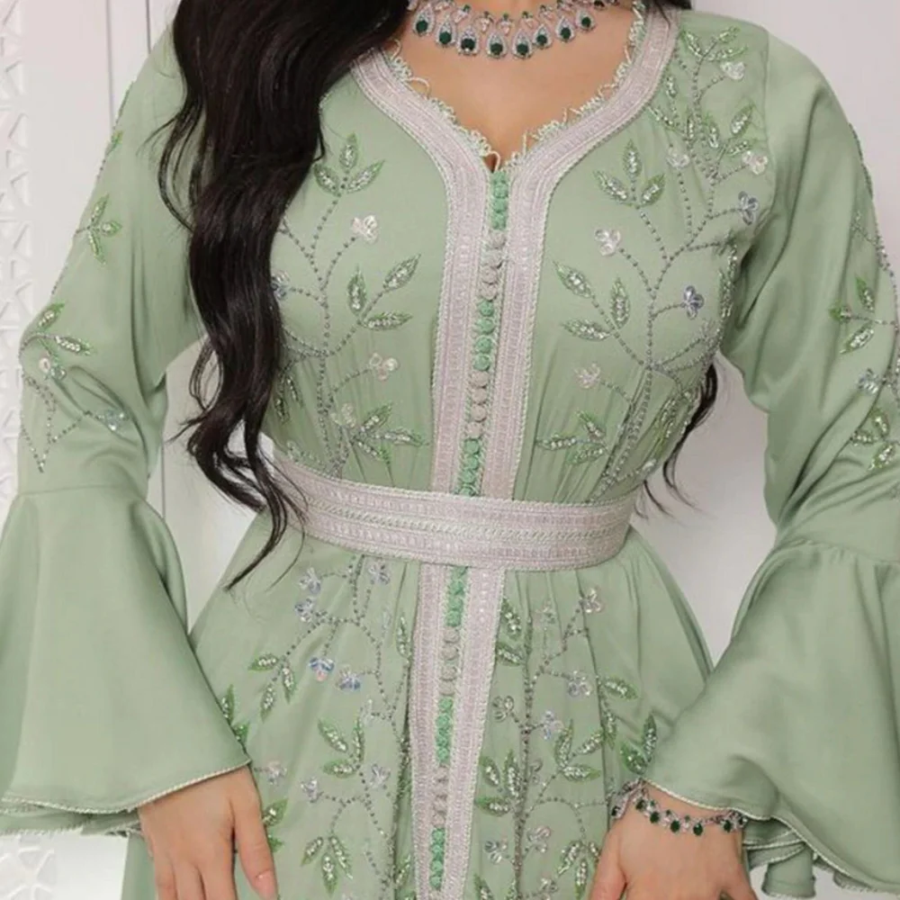 سحر المخمل العميق.. قفطان 