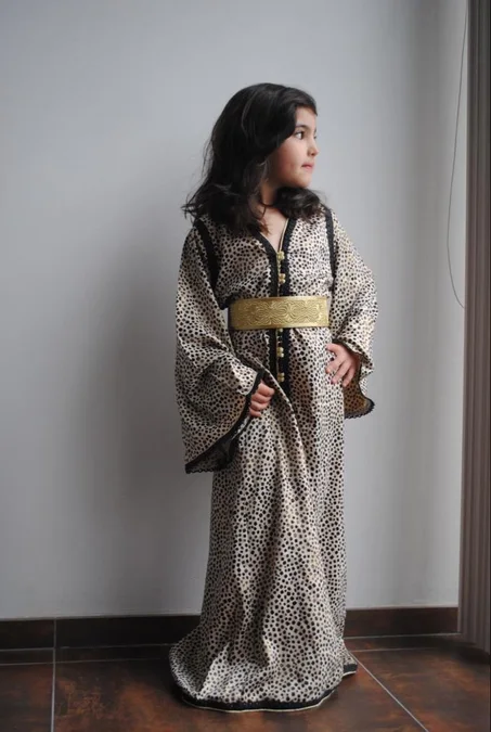 جلابة بهجة العيد جلابة مريحة بألوان زاهية وتطريز خفيف يناسب حركة الأطفال